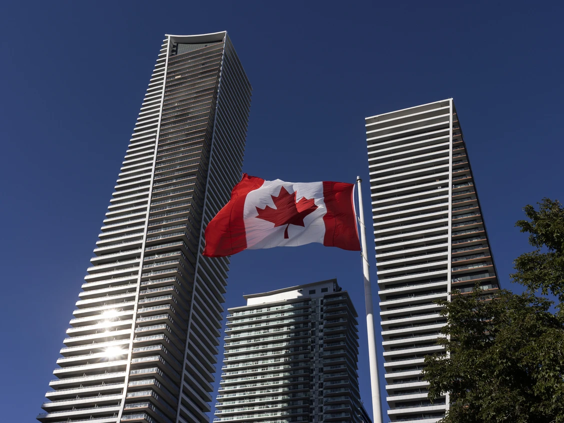 Bulk Buyers Are Snapping Up 45% of New Toronto Condo Sales at 40% Discounts: What It Means for GTA Buyers, Investors and Mortgages (2026)