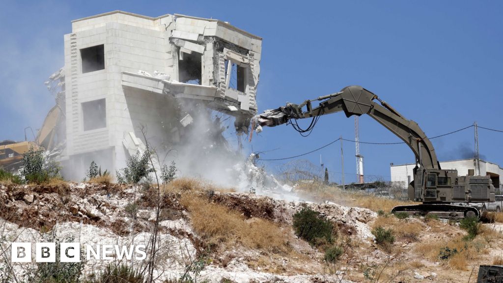 Israel razes Palestinian homes 'built too near barrier' 2019