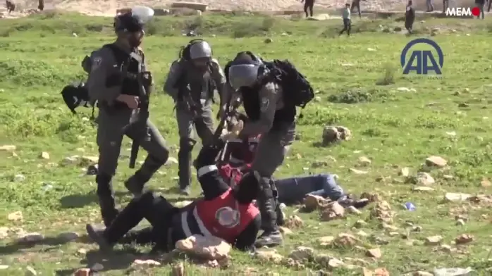 IDF assault Paramedics as they tend to the injured (2018)