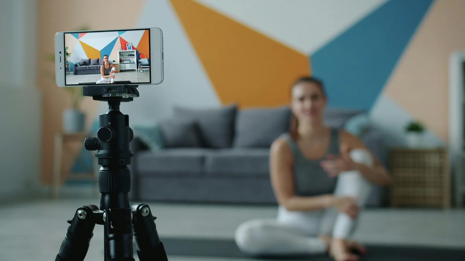 Celular en trípode grabando un video UGC vertical en casa