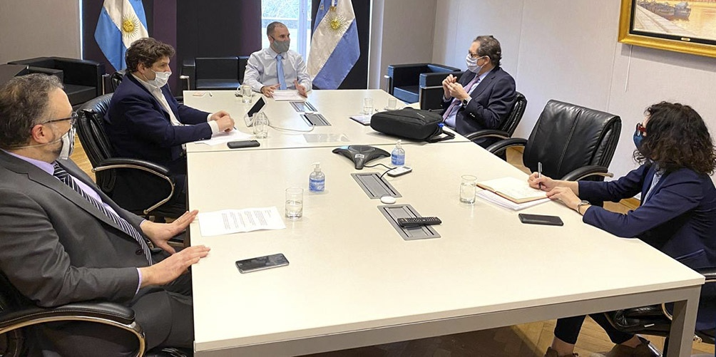 Imagen de la nota 'El FMI sigue con su agenda y se reúne mañana con la CGT: los salarios en la mira'