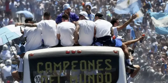 Imagen de la nota 'Así la vemos: Campeones mundiales y la politiquería al descenso '
