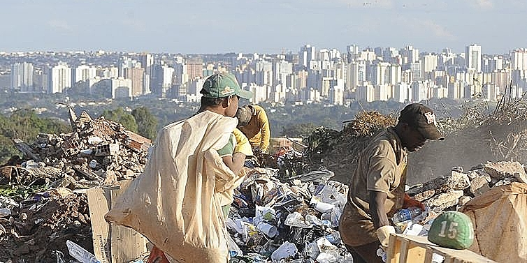 Imagen de la nota 'El milagro Bolsonaro: La mitad de los brasileños pasa hambre y se duplicaron las favelas'