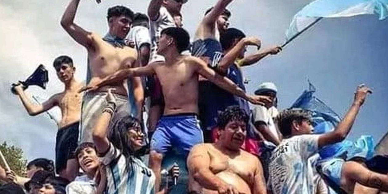 Imagen de la nota 'Balance, medalla y beso: un año en el que la clase política se quedó en pelotas'