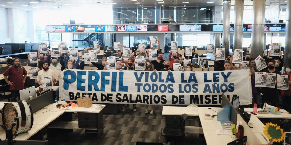 Imagen de la nota 'Trabajadores y trabajadoras del grupo Perfil paran por 24 horas por el pago del aguinaldo'