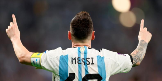 Imagen de la nota '"Messi es una flecha dorada anunciando la maravilla de su fútbol"'