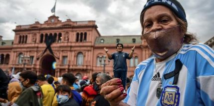 Imagen de la nota 'Un pueblo agradecido rinde homenaje a Diego en la Casa Rosada y en el mundo entero'