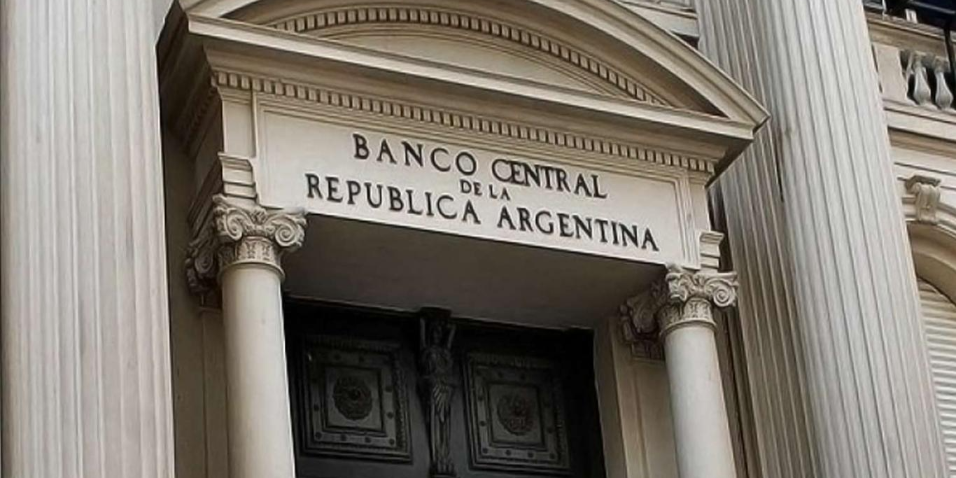 Imagen de la nota 'Respuestas a las demandas del mercado: Aceleran la devaluación y suben tasas de interés'