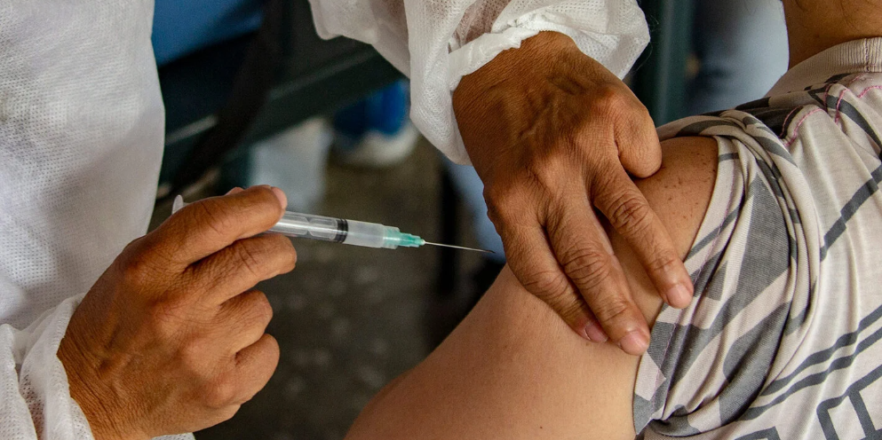 Imagen de la nota 'Estudio argentino evidencia la necesidad de una tercera dosis de vacuna '