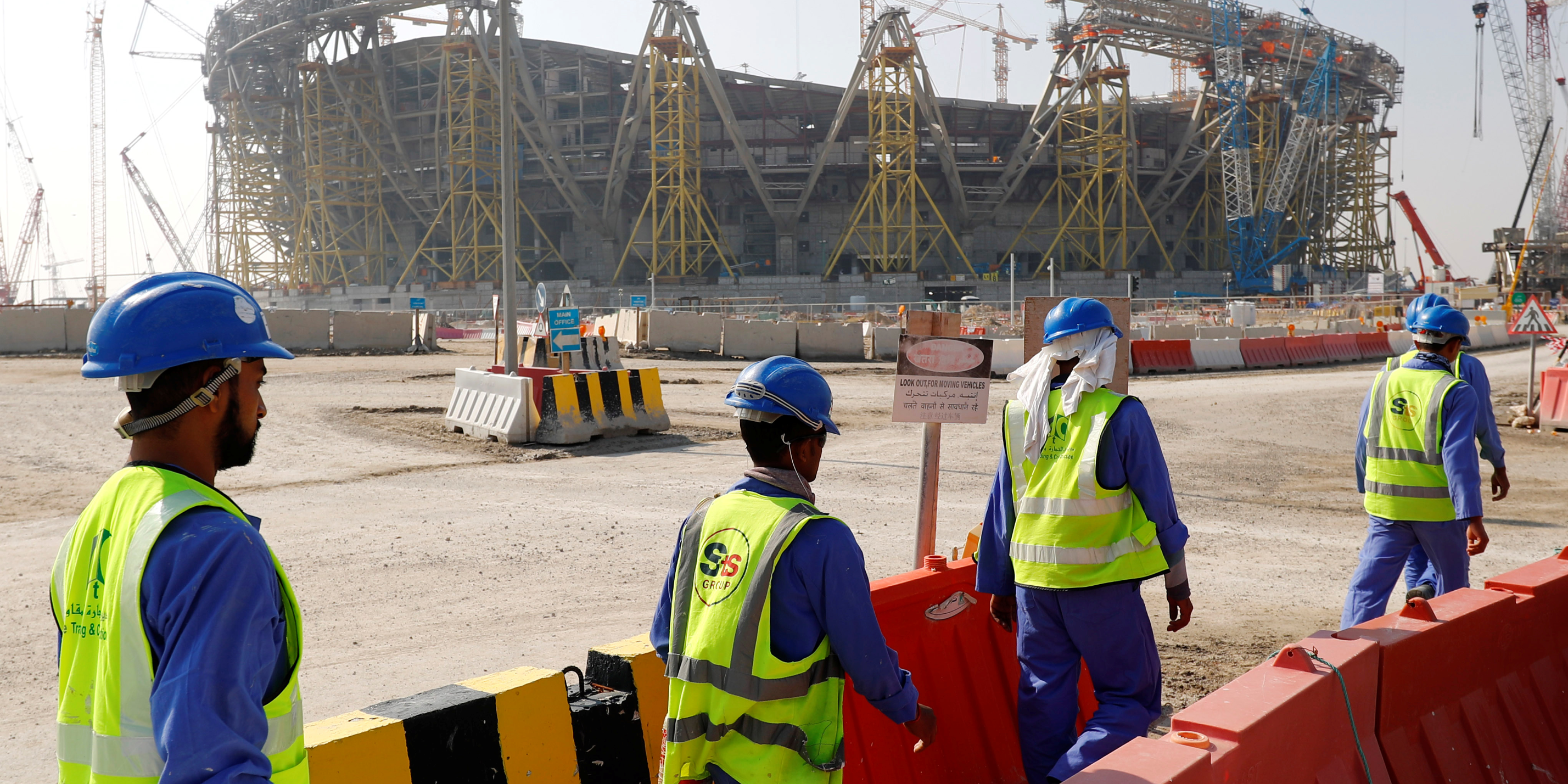 Imagen de la nota 'Estadios paradisíacos, abusos laborales, trabajadores muertos'