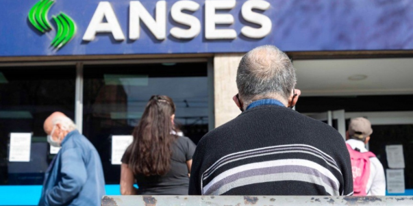 Imagen de la nota 'Cuatro millones y medio de jubilados sobreviven con $18.129 en Argentina'