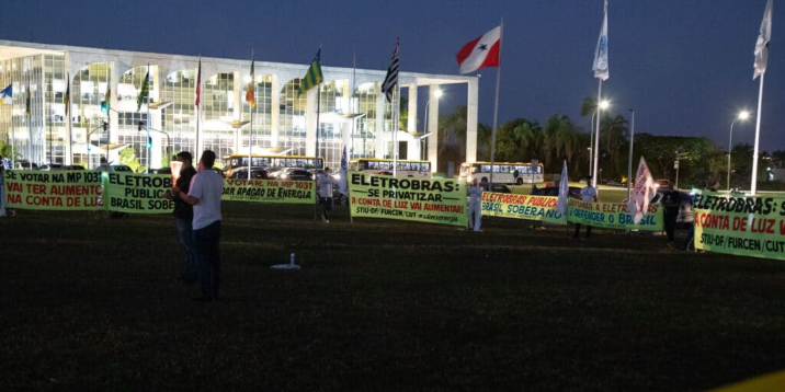 Imagen de la nota 'Bolsonaro, con hipo, sigue desmantelado el Estado y amenazando con un golpe'