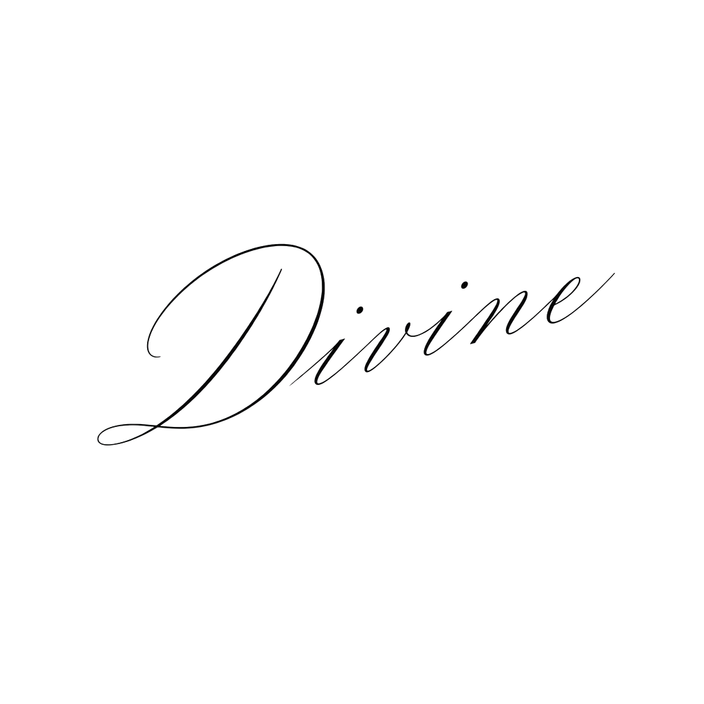 j’aimerai en fine line le mot « Divine » sur le côté de l’avant bras avec une police d’écriture penchée et élégante