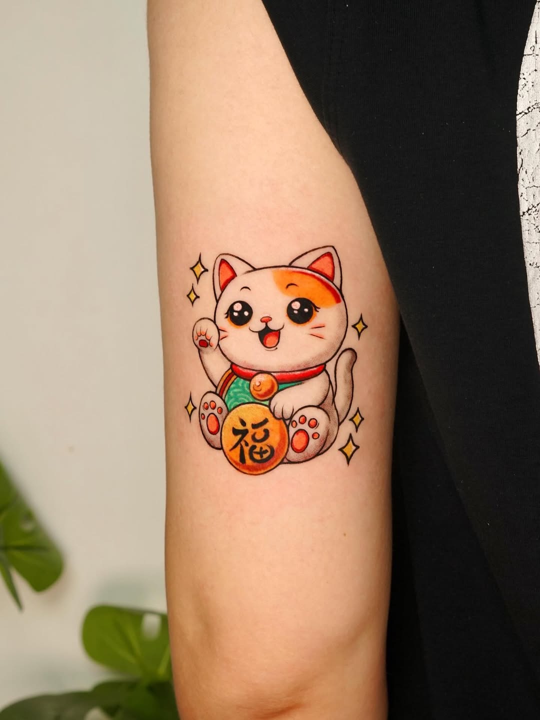 Chữ “Phúc” trước ngực chú mèo thần tài- Tượng trưng cho hạnh phúc, sự may mắn, và những điều tốt lành vẹn tròn.
Đây cũng là mong muốn của chị khách kh