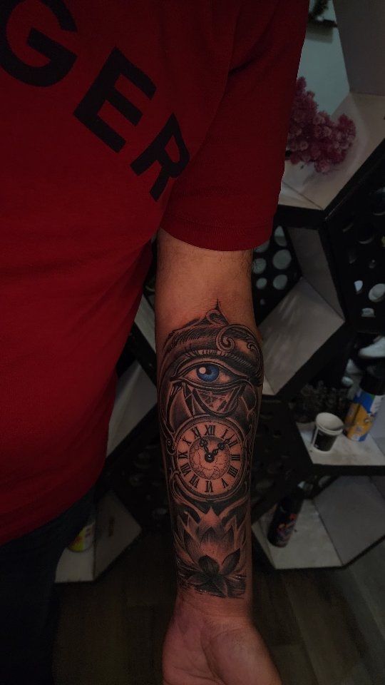 Every tattoo tells a different story.
Customized to the client’s vision, blended with their chosen elements—crafted exclusively for one individual.
 D