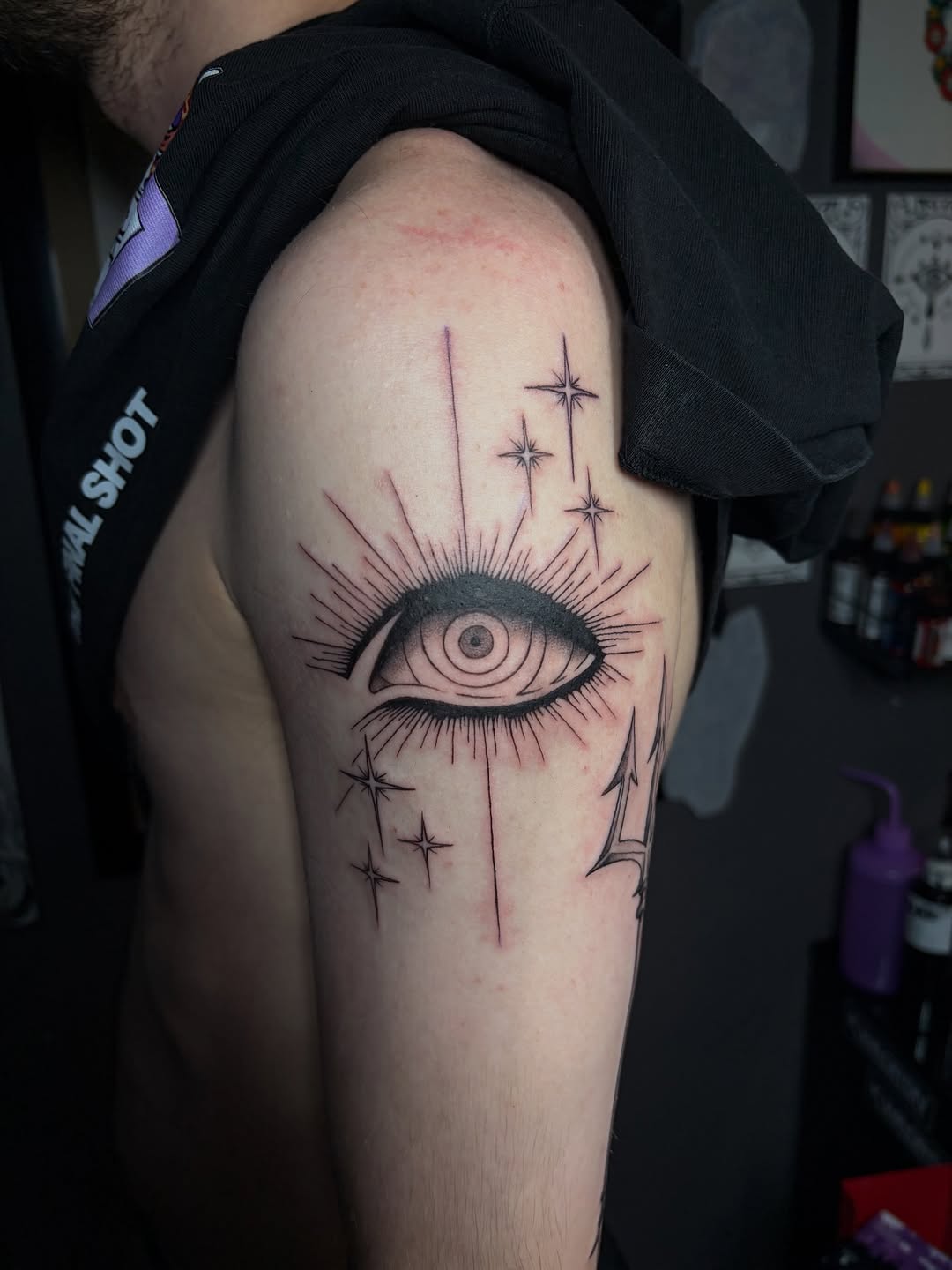 Some eye and a pointy weapon, hopefully the eyeball doesn’t accidentally poke itself had a blast tattooing this is love to do more!
Thanks so much