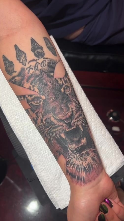 #tiger #tattoo #imtired #myneckhurts #loveme #houston #houstontattooartists #WIP