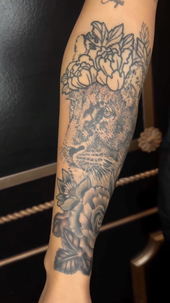 •:•            •:• 

Second session down on this #BlkNGrY #AnimalPortrait of a #Lioness. Working towards sleeving out my homegirl! Thank you @alizoaes