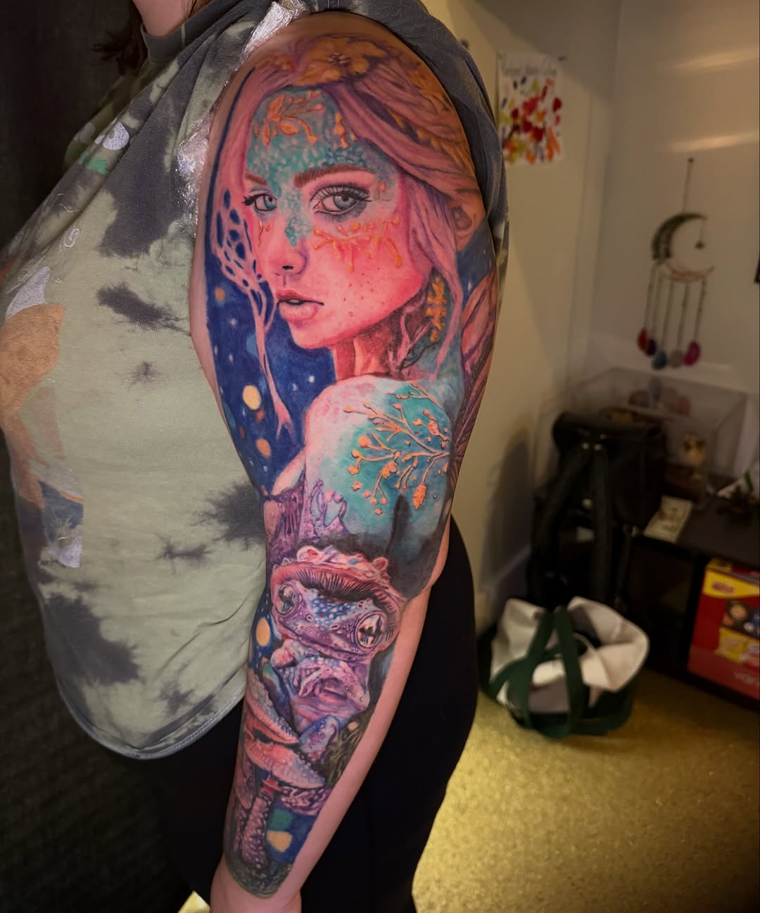 34 hours (give or take) poured into this color surrealism outer sleeve ✨
Frog, fairy, mushrooms — a whole little world built from imagination and trus