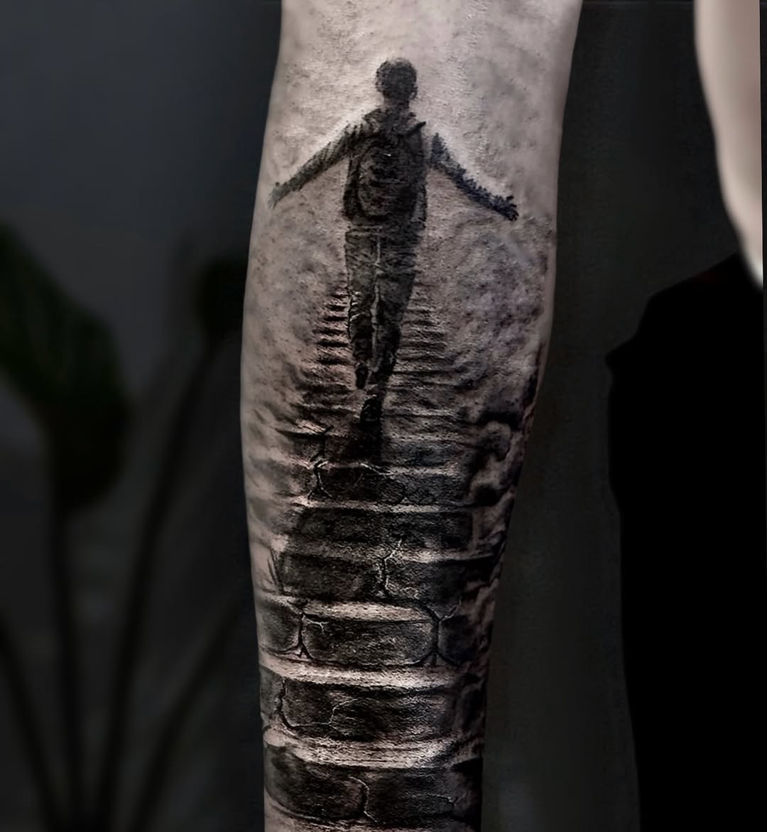 אני קורא ליצירה הזו בין המדרגות 
ילד שעולה מדרגות שלא ברור לאן הן מובילות כי החיים לא תמיד מגלים את הסוף מראש
#tattooart #darkart #inklife #tattoodesi