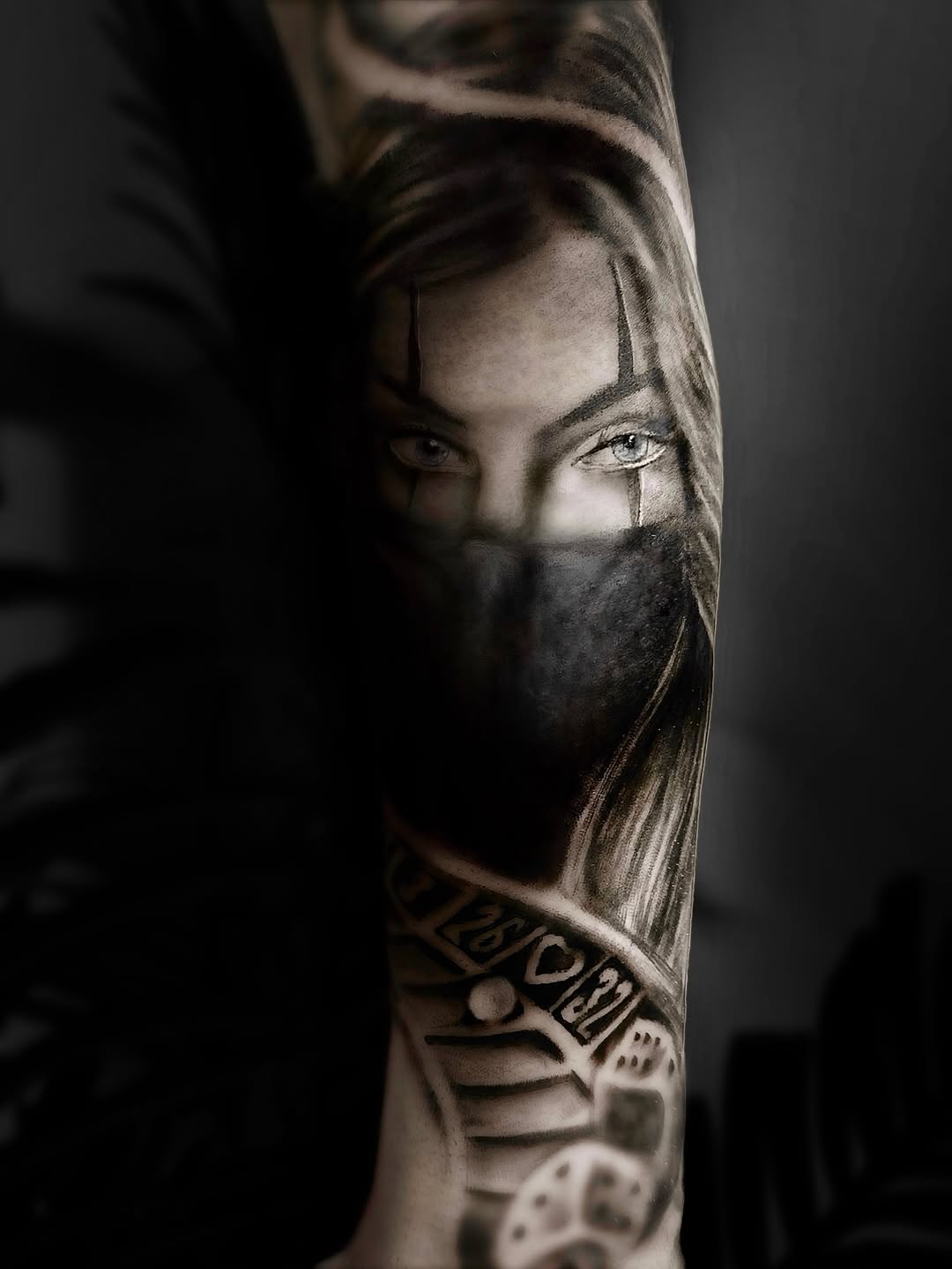 יש כאלה שמשחקים את המשחק… 
ויש כאלה ששולטים בו.

מסיכה שמסתירה את מה שבפנים, 
ורולטה שמחליטה את הסיכון. 
בין מזל לשליטה, בין תשוקה לסכנה 
יש רגעים שאי