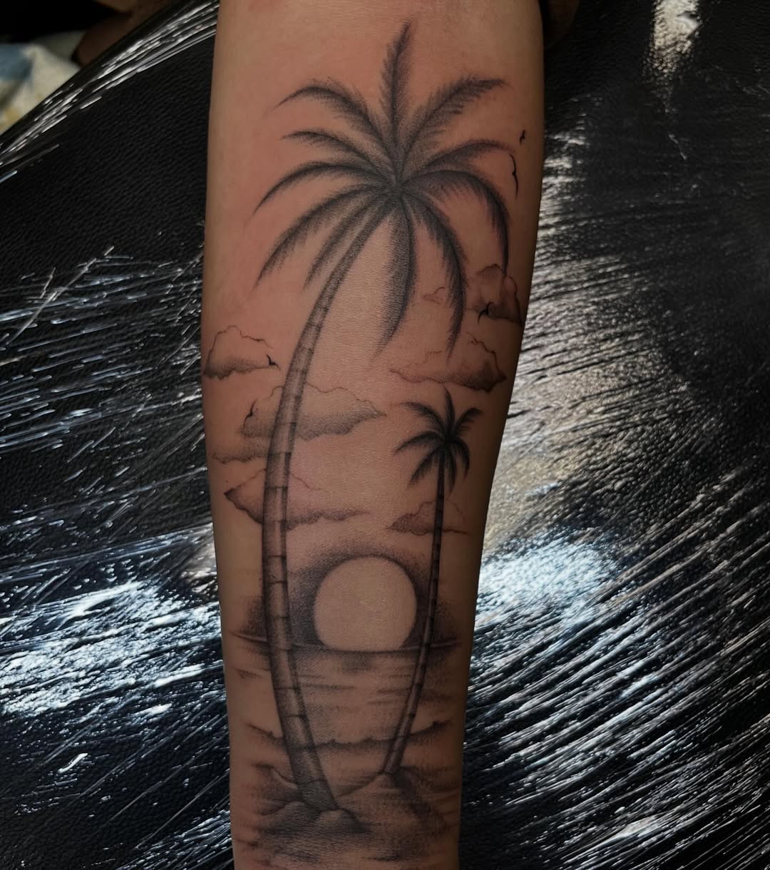 Palm trees an ocean I got to do all pepper shade 
#tattoo#blackandgrey#houstontattooshop#houstontattooartist#dotworktattoodesign