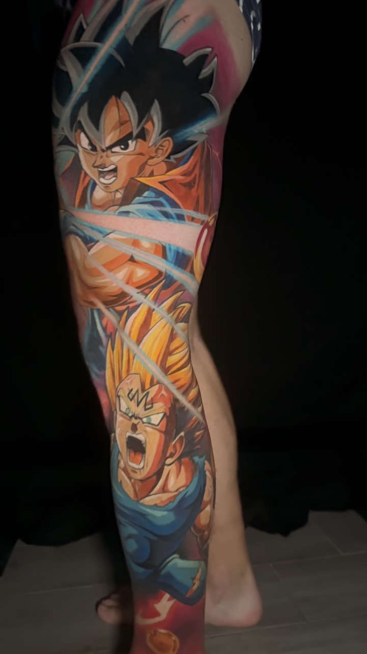 Pierna de dragón ball, exterior listo! ✅ a falta de color al interior ! Maquinon el @samue_ld aguantando fuerte!  vamos bien!  #tattoo #ink #dragonbal