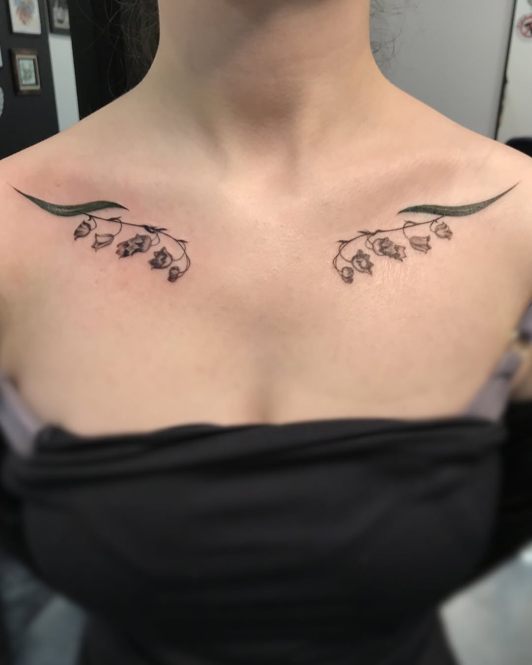 This dainty symmetrical collarbone tattoo by @vanessaroseruth turned out so well! 

Book your tattoos now and they'll be healed to show off by summer!