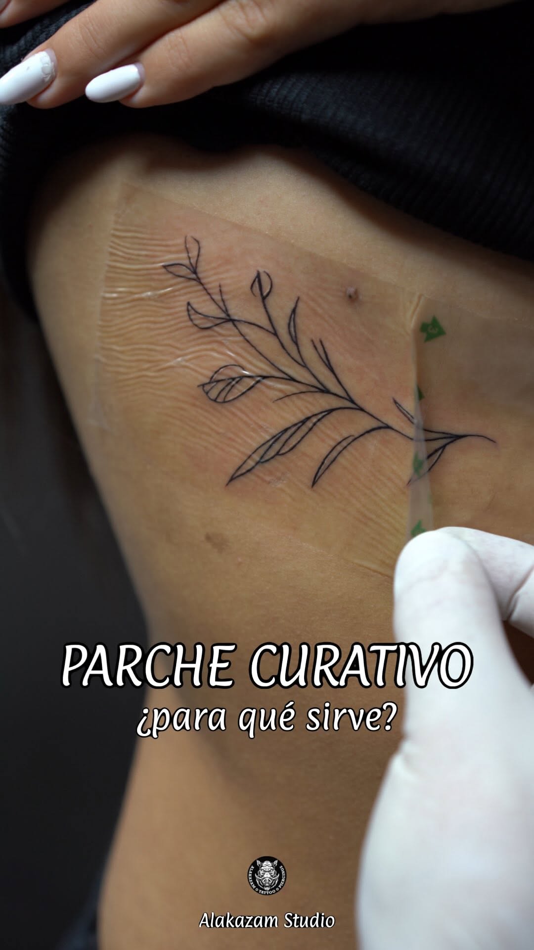 El parche curativo protege el tatuaje mientras la piel empieza a cicatrizar

• Mantiene la zona humectada 
• Reduce la formación de costras 
• Hace má