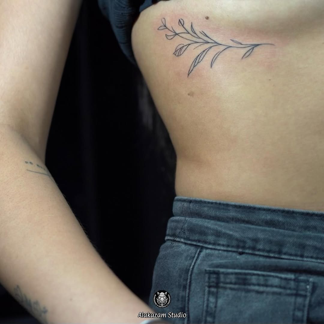 Todo lo que tenés que saber si querés tatuarte las costillas ✨
Deslizá y mirá cada detalle.
 Turnos por DM | Alakazam Studio 
•
•
•
#tattoo #alakazam 