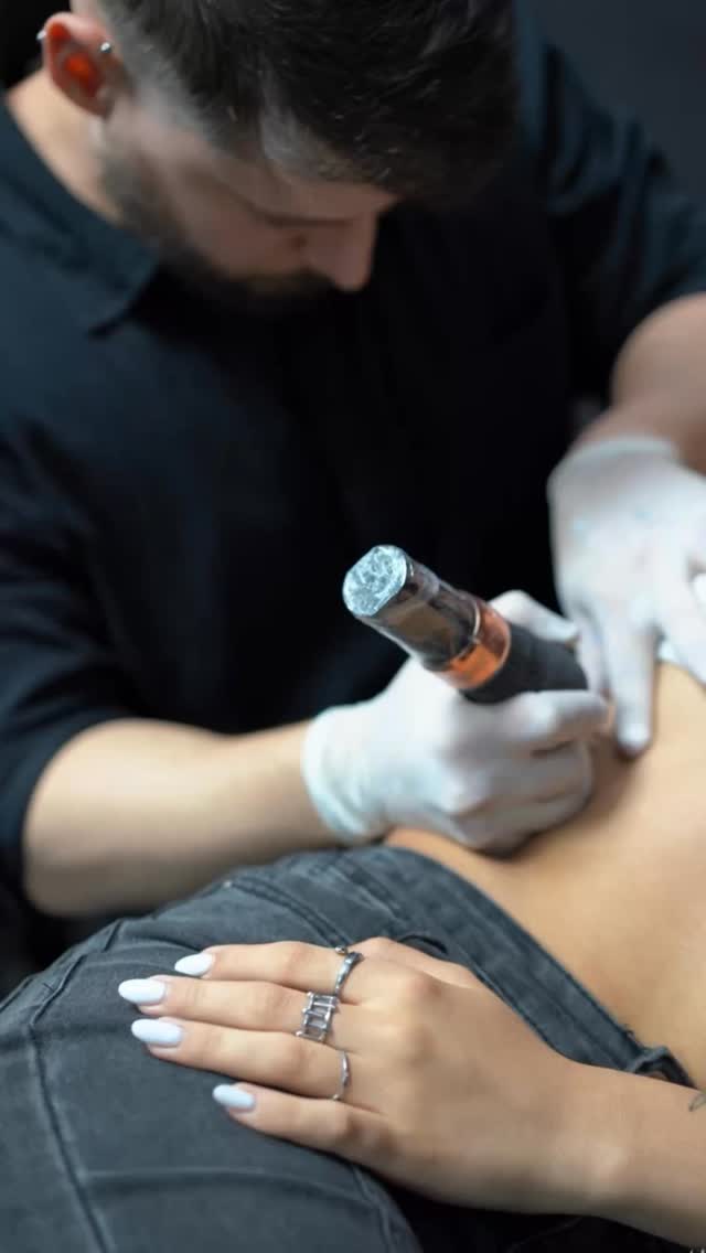 Un tatuaje no empieza cuando se tatúa, empieza desde que llegás. Comodidad, calma y confianza desde el primer momento. Así trabajamos en Alakazam, un 