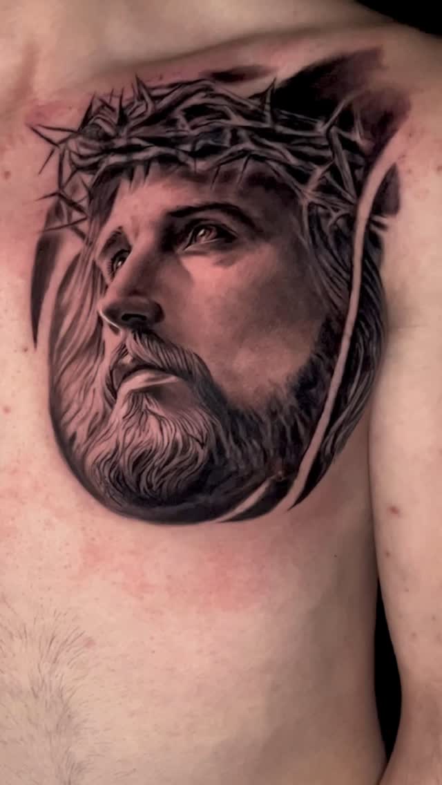 Un tatuaje puede ser mucho más que arte…
Este Cristo simbólico refleja fe, fuerza y devoción en cada detalle.
 Haz que tu piel hable por ti.
 Agenda t