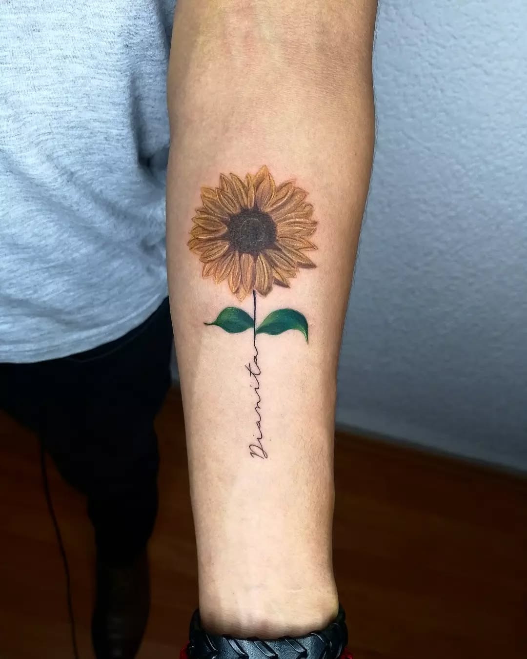 Girasol con tipografía

"Tal vez el amor no sea para siempre, pero ¿quién dice que no puede durar hasta la muerte?"

Tatuaje realizado a @lush.vicius

