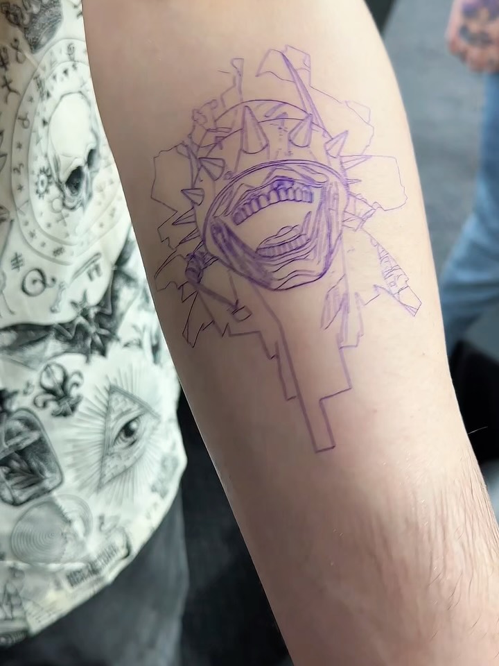 Had the awesome chance to do his first tattoo ever! He sat like a champ and walked away super happy with this Batman Who Laughs 

The Batman Who Laugh