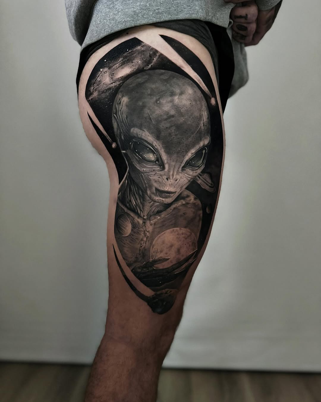 Spaceman   

Thanks for the trust @bespoke_carpentry_co 

Using: @cheyenne_tattooequipment @kwadron 
@drpickles_  @pantheraink 

#alientattoo #space #