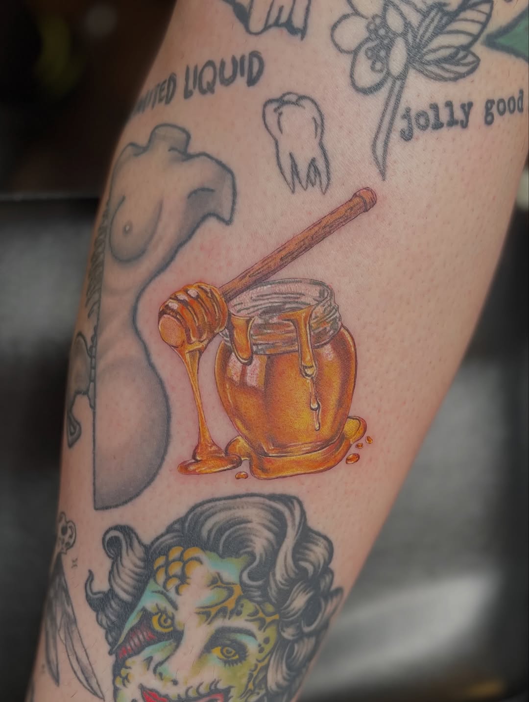 Honeypot on my own leg worst part was also giving myself heartburn ~ 2.5hrs ~ #artlust #femaleartist #sactattoo #shintattoo #realismtattoo sacfemalear