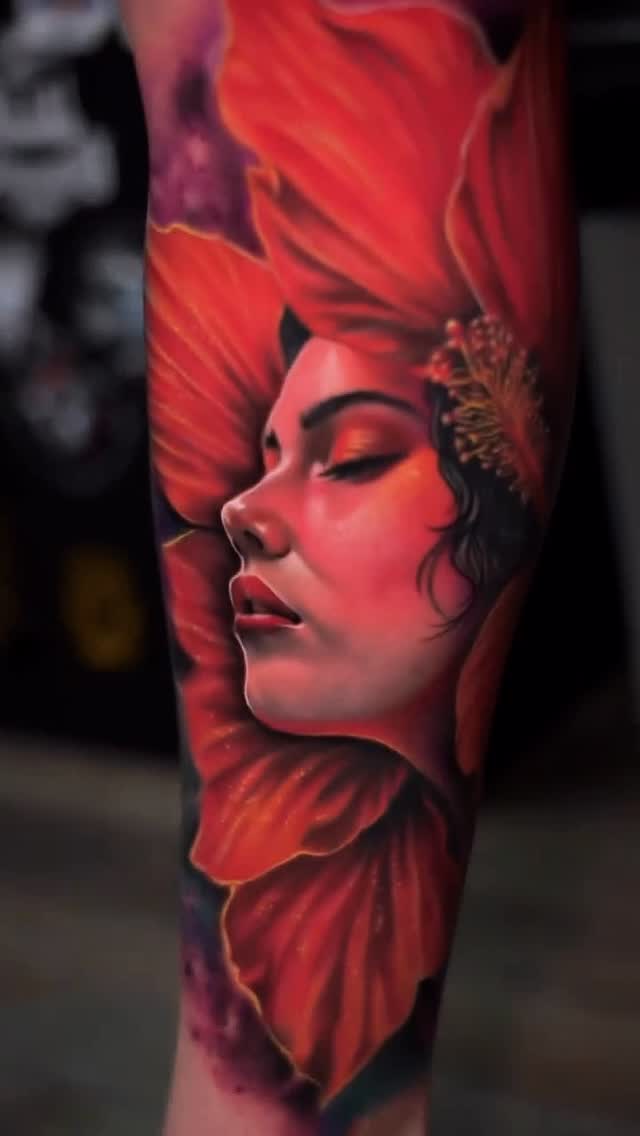 Amaz Ink ist ein Tattoo-Studio, das sich auch auf Farbtattoos spezialisiert hat. Mit kreativen Designs und präziser Technik wird hier Kunst auf der Ha
