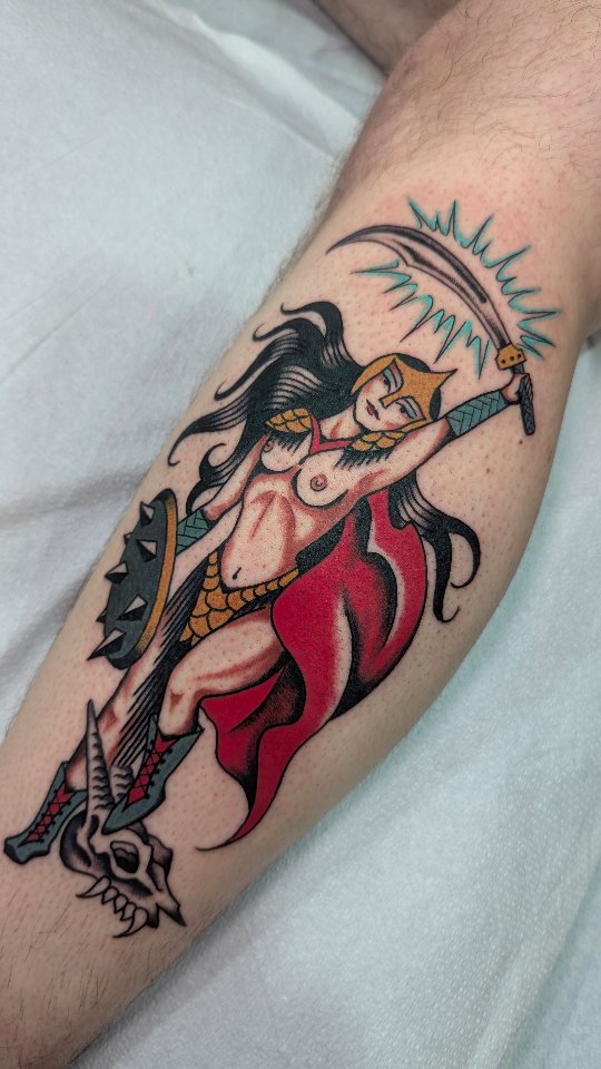 Victorious medieval babe tattoo! Would really love to do more like this, *hint hint* nerds. 

#medievaltattoo #babetattoo #traditionalladytattoo #pinu