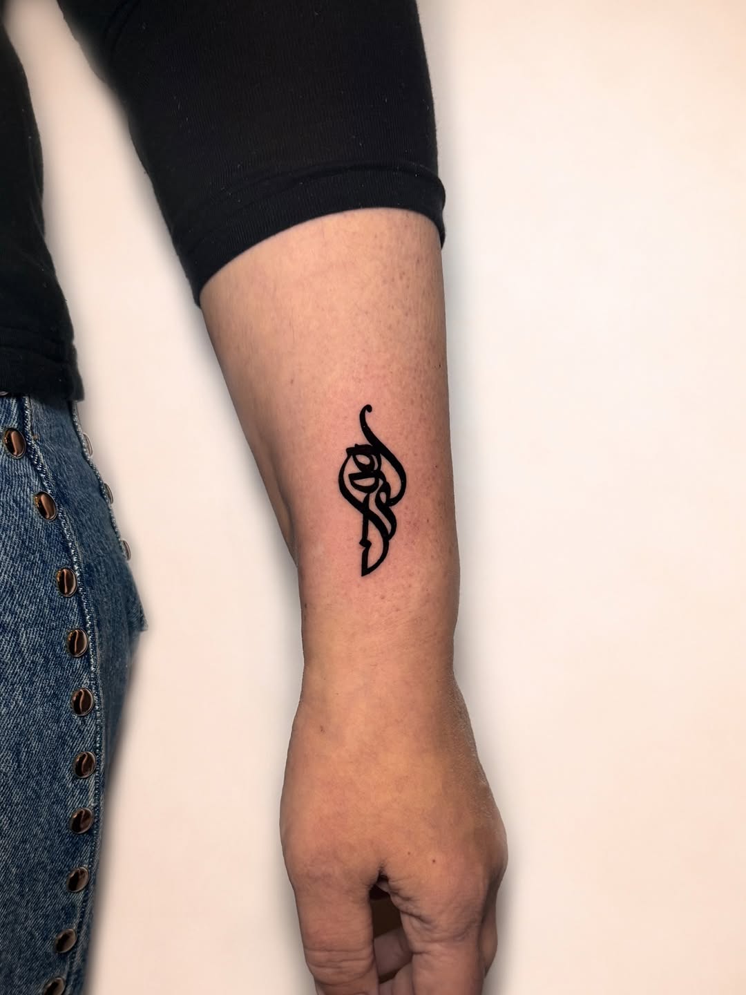 Minimal, bold, and perfectly placed.
Clean blackwork with solid saturation . #tattoola #latattoo#smalltattoo #minimalismtattoo