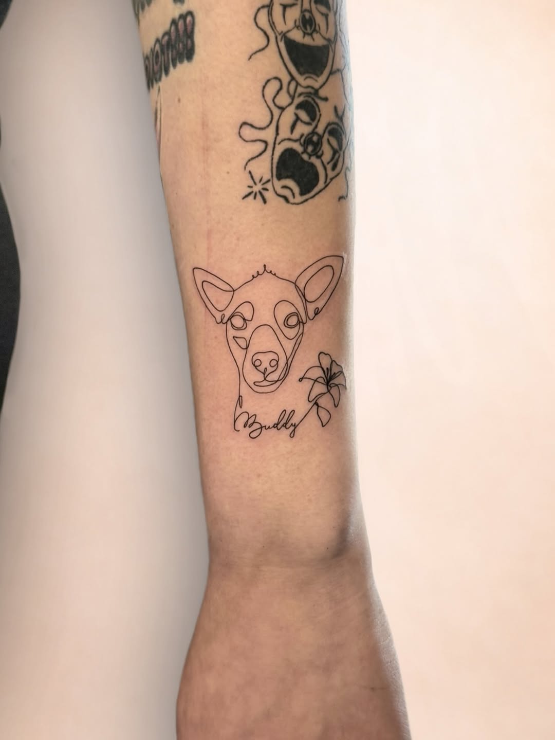 A minimalist portrait in memory of a best friend. #tattoola #latattoo #smalltattoo #minitattoo #finelinetattoo