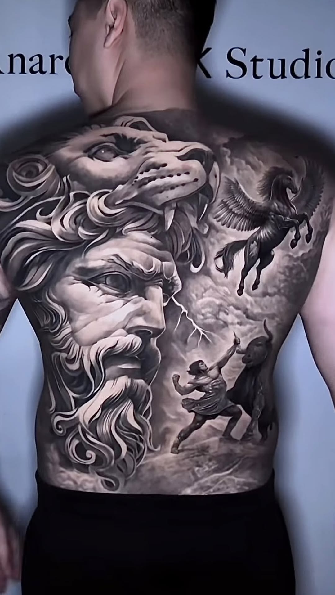 Hercules - người anh hùng bất khuất trong thần thoại Hy Lạp với chiếc mũ sư tử gắn liền cùng chiến tích đẫm máu của mình. Chiếc mũ sư tử này là biểu t