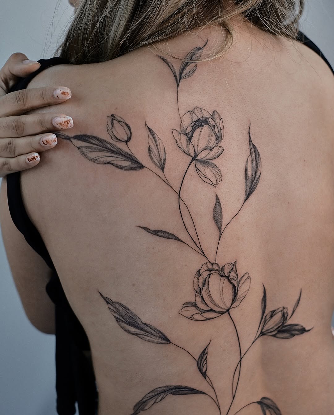 Delicate freehand florals and veins for Mitzy ✨
Done at @inkindle.ink