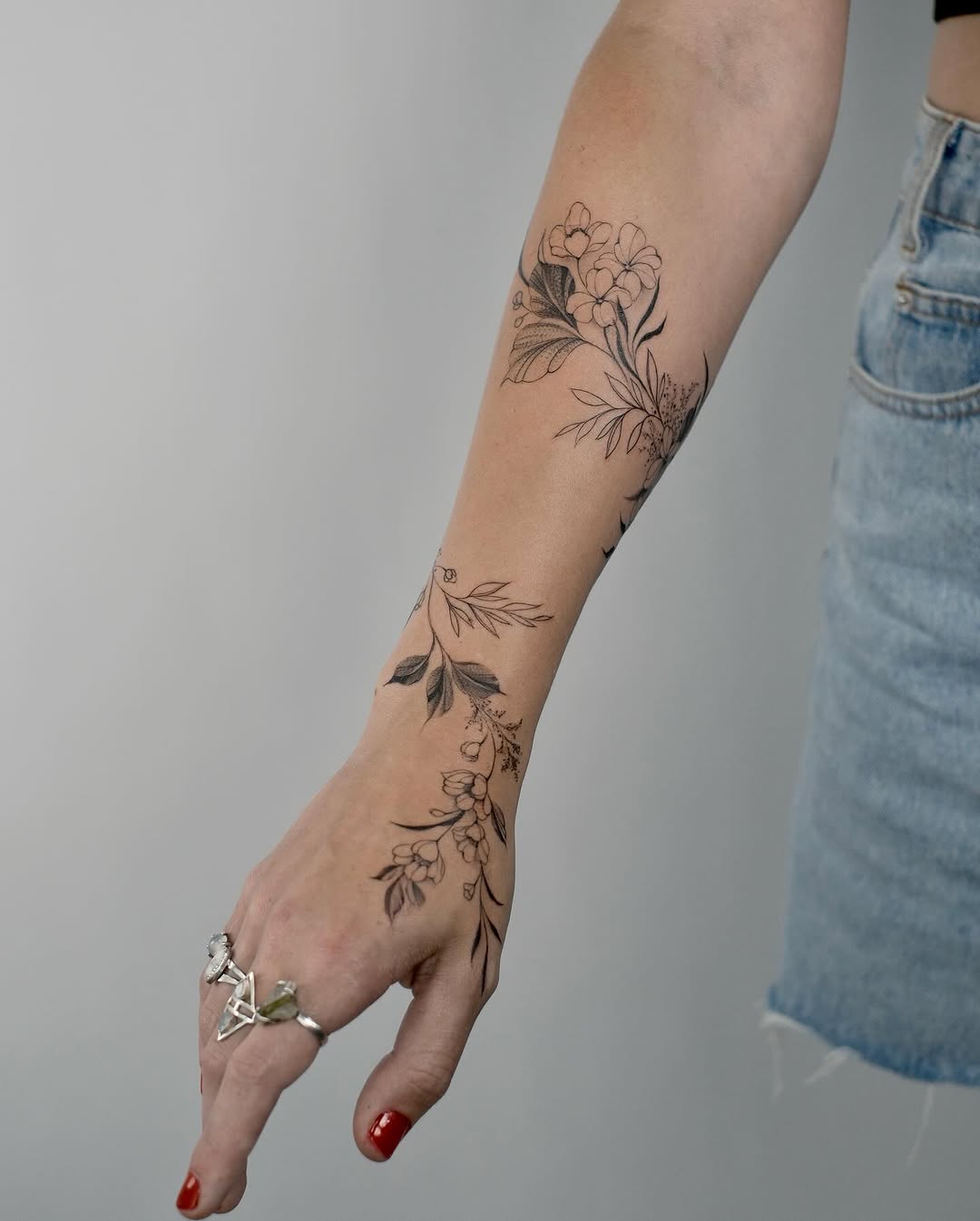 Freehand veins and flowers at @inkindle.ink 
Bookings are open (LA, SF, NY) 
Link in bio 