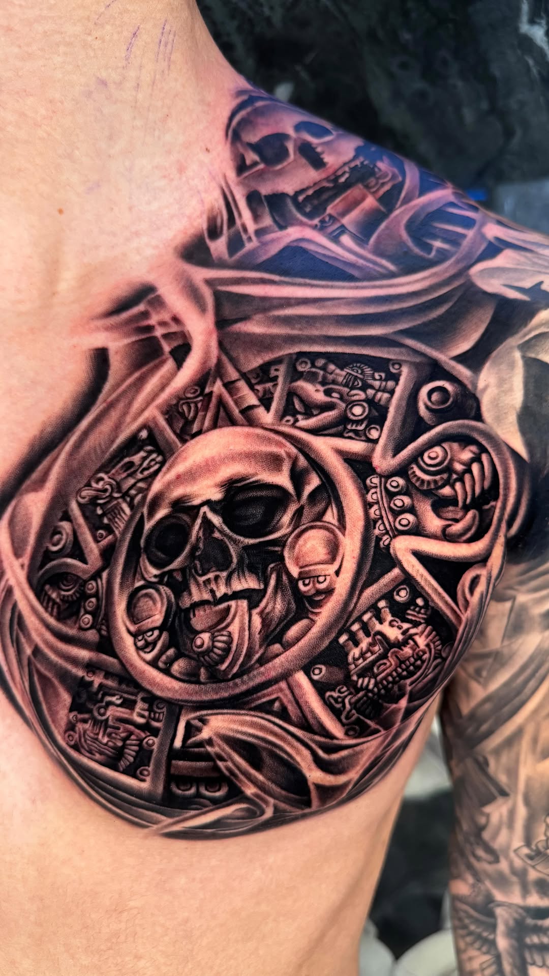 Aztec calendar and Disc of death for Christian! 

☎️☎️☎️ BOOKING INFO ☎️☎️☎️

TEXT: ‘ANDRES’ to (626)507-5821 or click link in bio! 

#tattoo #blackan