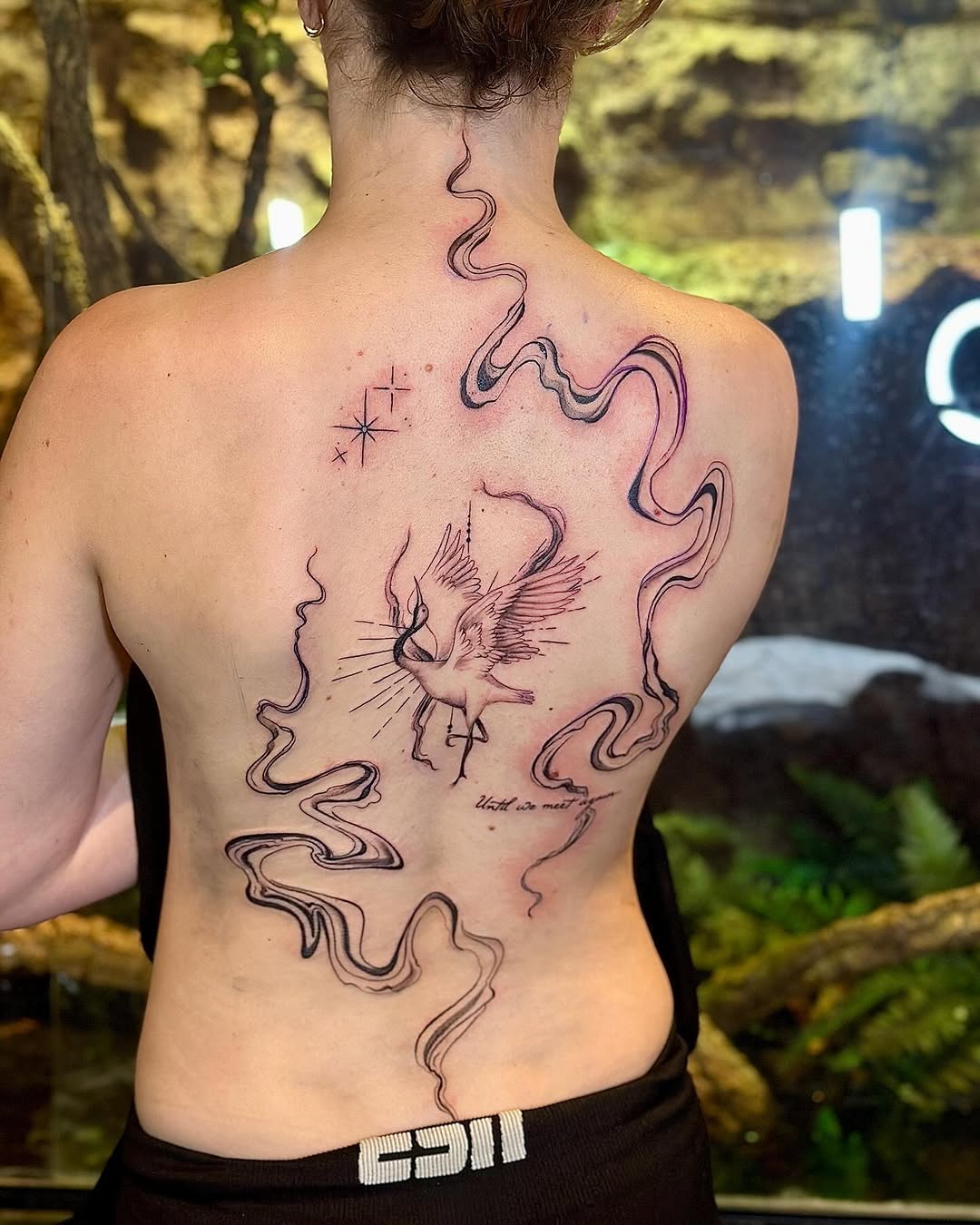 ➡️ swipe  #backpiecetattoo #cranebirdtattoo #birdtattoo #abstracttattoo #finelinetattoo #bigtattoo #girlytattoo