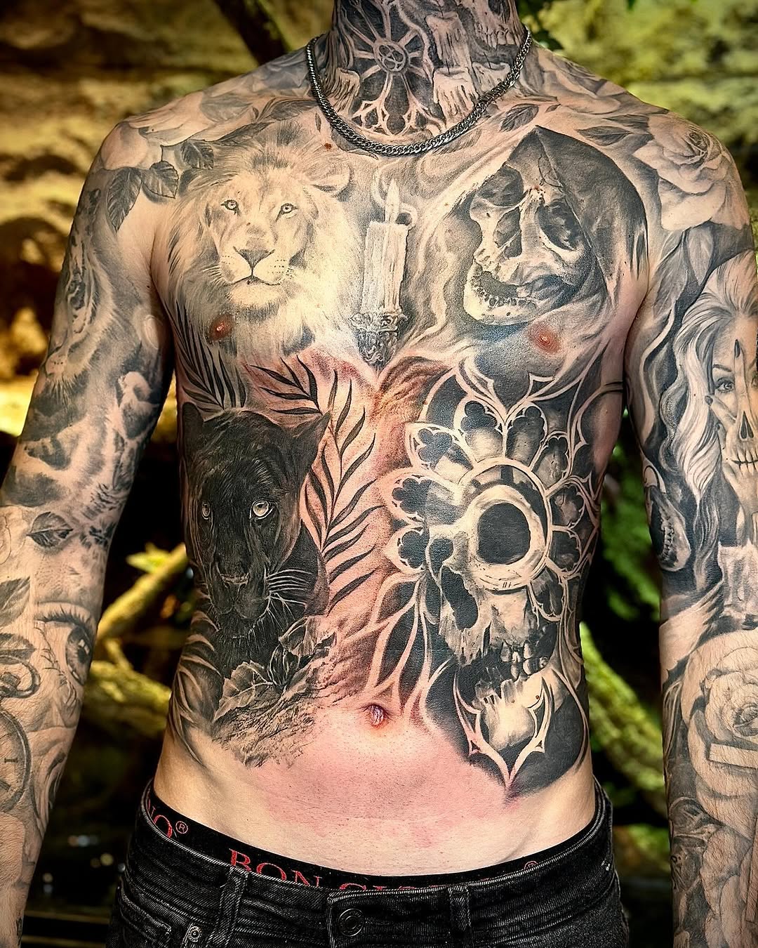 Beau zijn buik staat nu toch wel lekker vol . #panthertattoo #stomachtattoo #bodysuittattoo #tattoo #tattooartist #femaletattooartist #blackandgreytat