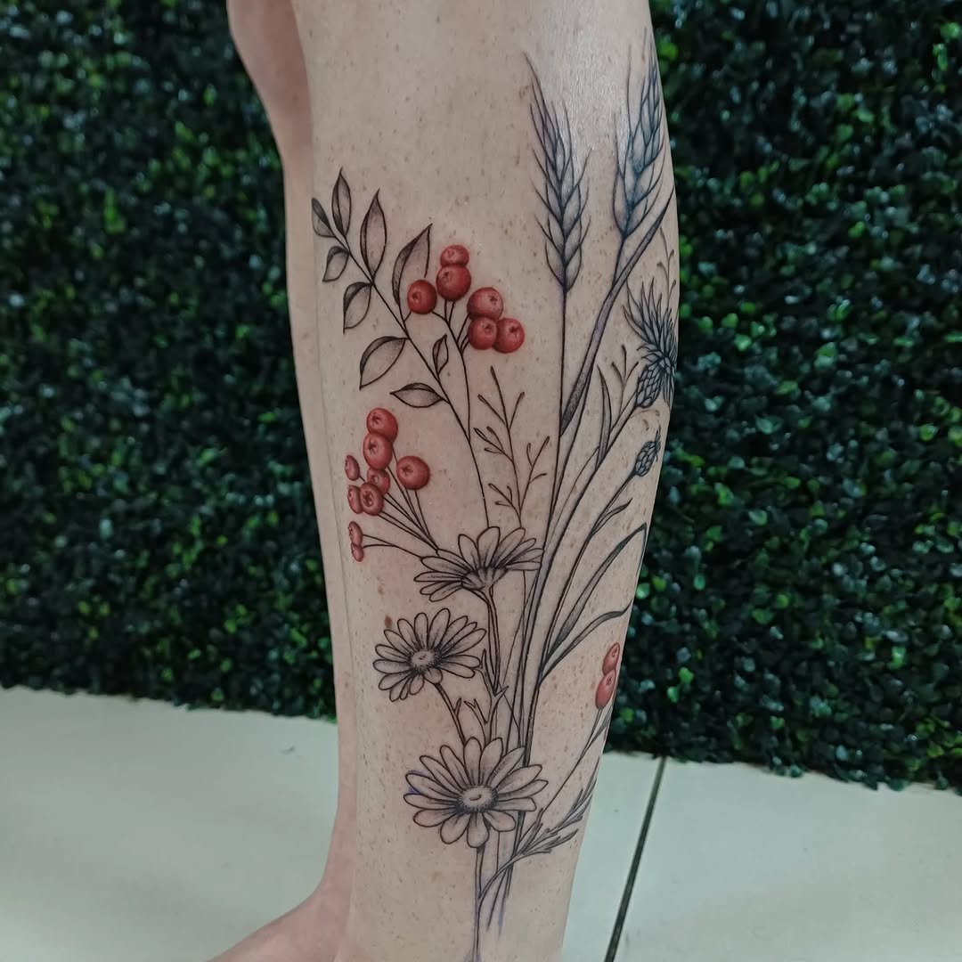 Start to the leg @tatumpienaar 

For Bookings contact: 060 742 3986 

Done at : @redrabbittattoostudio 

#floraltattoos #legtattoo #tattoosoftheday #s