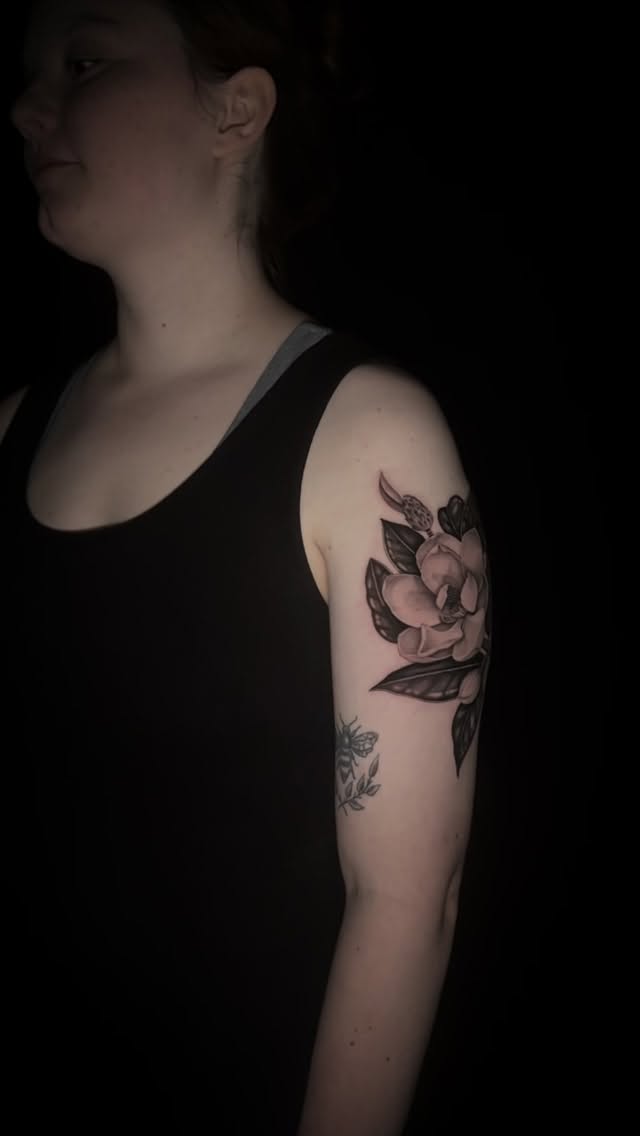 Wanted post the video of this one as well! Always love tattooing magnolias! Thank you Tayler! 

Done with love  @southernmagnoliatattoo 

To book or i