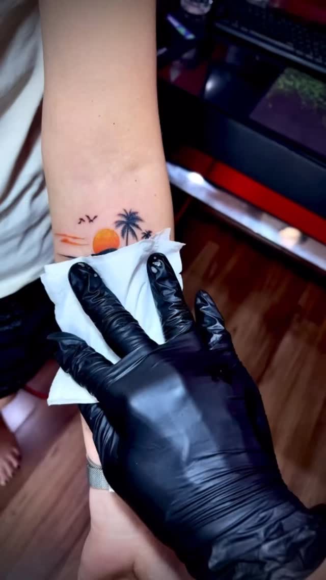 Hình xăm Chiều Hoàng Hôn buông doesn't fine ‍⬛
Tượng trưng cho sự cân bằng giữa sức mạnh và bình yên, sự kết thúc của một chương cũ để bắt đầu khởi đầ