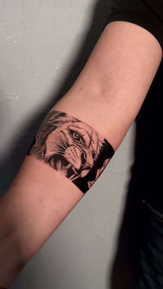 Un león en un brazalate 